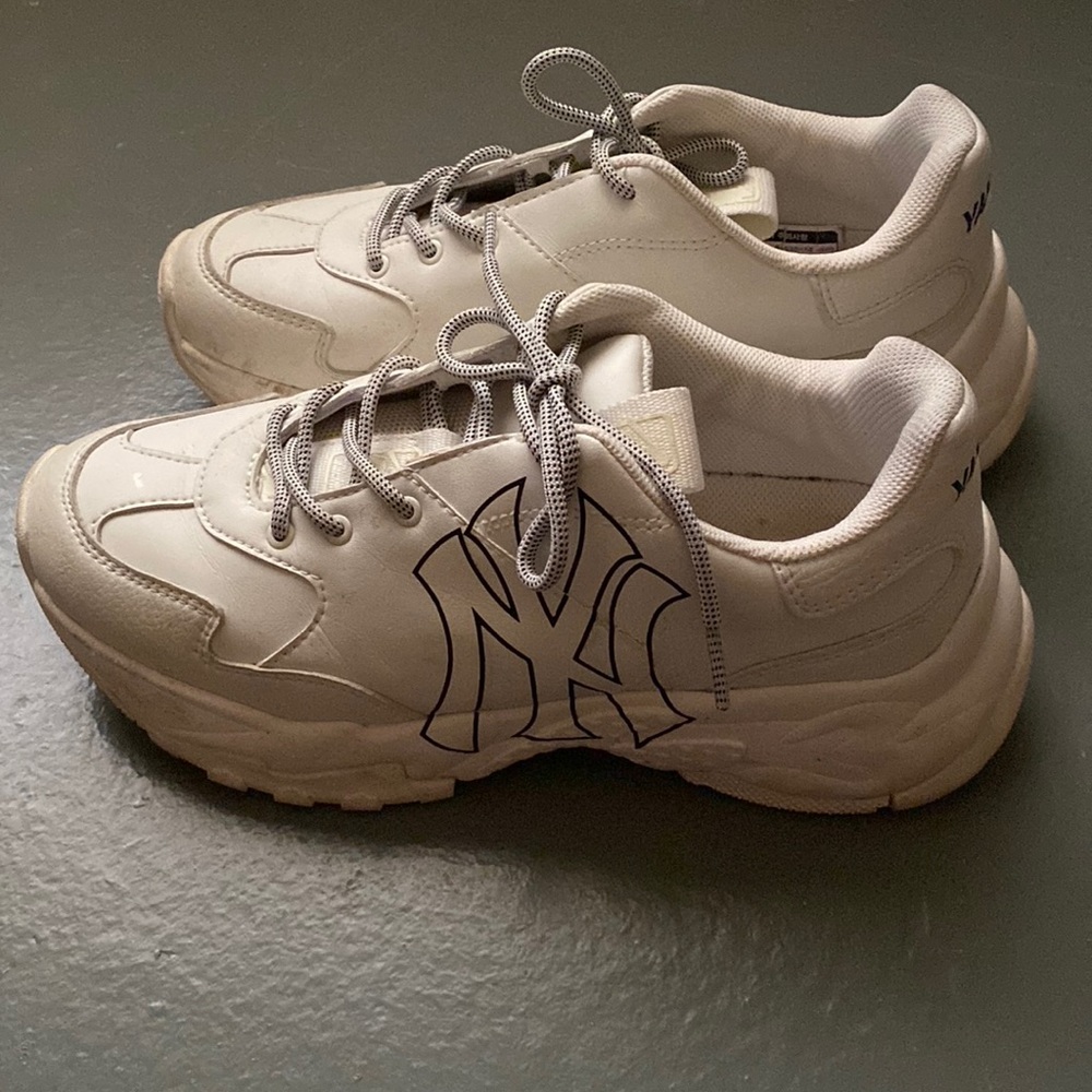 Men shoes like new no stains, discolored original